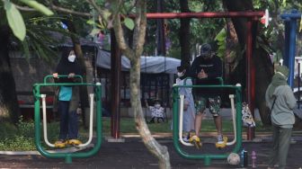 Warga berolahraga di Taman Lapangan Banteng, Jakarta, Senin (16/5/2022). [Suara.com/Angga Budhiyanto]