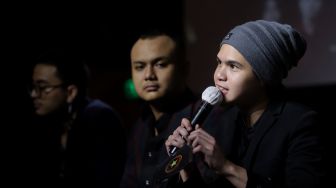 Penyanyi Abdul Qodir Jaelani bersama dengan band barunya, Qodir memberikan keterangan saat acara konferensi pers pelepasan album baru berjudul Seribu Bulan di Hard Rock Cafe Pacific Place, Jakarta, Senin (16/5/2022). [Suara.com/Angga Budhiyanto]
