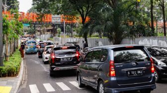 Antrian kendaraan yang melintas saat melakukan uji coba rekayasa lalu lintas di sekitar kawasan Tebet Eco Park, Jakarta Selatan, Senin (16/5/2022). [Suara.com/Alfian Winanto]
