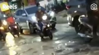 Tak Hanya Lampung, Di Bekasi Jalan Rusak Disebut Sudah Jadi Ciri Khas, Publik: Halo Pak Jokowi Gak Mau Datang?