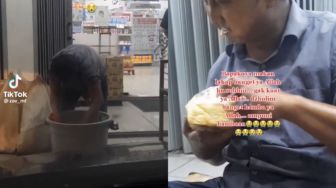 Viral Video Pria Kais Makanan dari Tempat Sampah, Netizen: Enggak Tega Banget