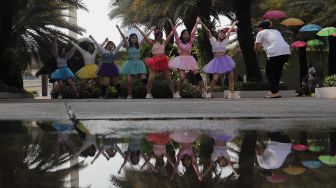 Warga menari di Taman Lapangan Banteng, Jakarta, Senin (16/5/2022). [Suara.com/Angga Budhiyanto]