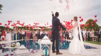 Pesta Pernikahan Diadakan di Atas Kuburan Tuai Kecaman: 'Enggak Beradab!'