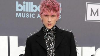 Machine Gun Kelly Kesetrum Saat Tampil di Super Bowl, Rambutnya Sampai Berdiri Semua