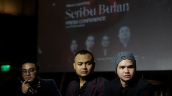 Penyanyi Abdul Qodir Jaelani bersama dengan band barunya, Qodir ditemui saat acara konferensi pers pelepasan album baru berjudul Seribu Bulan di Hard Rock Cafe Pacific Place, Jakarta, Senin (16/5/2022). [Suara.com/Angga Budhiyanto]