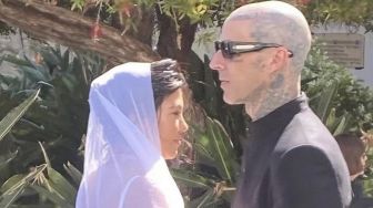 Kourtney Kardashian dan Travis Barker Resmi Menikah, Kompak 'Happily Ever After'