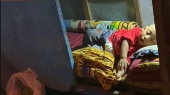 Mengandung Bawang! Publik Nangis Lihat Video Viral Bayi Tidur di Dalam Gerobak Pecel Lele