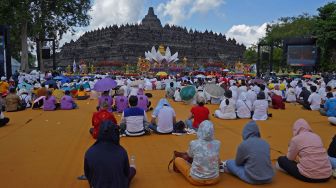 Umat Budha bermeditasi saat detik-detik perayaan Tri Suci Waisak 2566 BE/2022 di pelataran candi Borobudur, Magelang, Jateng, Senin (16/5/2022).ANTARA FOTO/Anis Efizudin