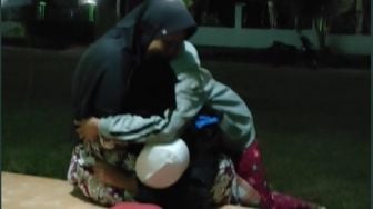 Dua Lebaran Tak Dikunjungi, 2 Santri Ini Tak Mau Lepas Pelukan saat Ibu Malam-malam Datang ke Pondok, Videonya Haru