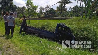 Encep Diseruduk Mobil Pick Up yang Masuk ke Parit Gara-gara Ada Pemotor Belok Tiba-tiba