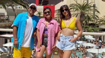 Pamer Body Goals, Nia Ramadhani Pakai Bikini Senang-senang di Pool Party AS