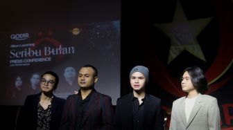 Penyanyi Abdul Qodir Jaelani bersama dengan band barunya, Qodir berfoto saat acara konferensi pers pelepasan album baru berjudul Seribu Bulan di Hard Rock Cafe Pacific Place, Jakarta, Senin (16/5/2022). [Suara.com/Angga Budhiyanto]