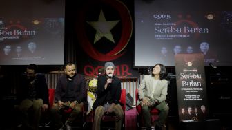 Penyanyi Abdul Qodir Jaelani bersama dengan band barunya, Qodir memberikan keterangan saat acara konferensi pers pelepasan album baru berjudul Seribu Bulan di Hard Rock Cafe Pacific Place, Jakarta, Senin (16/5/2022). [Suara.com/Angga Budhiyanto]