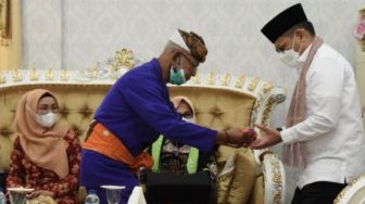 Penjabat Gubernur Gorontalo Hamka Hendra Noer Disambut Secara Adat