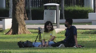 Warga menikmati suasana di Taman Lapangan Banteng, Jakarta, Senin (16/5/2022). [Suara.com/Angga Budhiyanto]