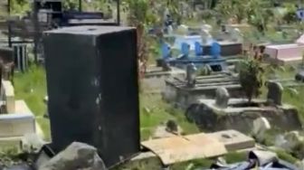 Merinding! Viral Video Resepsi Dekat Makam, Speaker sampai Diletakkan di Sela-sela Kuburan