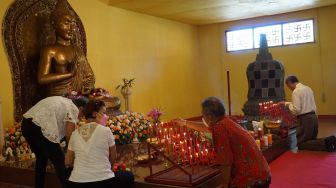 Peringati Waisak, Umat Buddha Ambon Berdoa di Vihara Swarna Giri Tirta