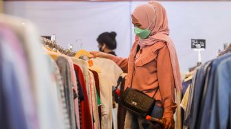 Warga memilih pakaian bekas layak pakai (thrifting) yang dijual di Mal Blok M, Jakarta Selatan, Selasa (17/5/2022). [Suara.com/Alfian Winanto]
