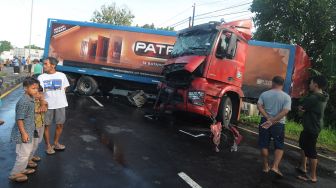 Sejumlah warga melihat bangkai truk trailer yang mengalami kecelakaan di Jalan Semarang-Solo, Boyolali, Jawa Tengah, Selasa (17/5/2022). ANTARA FOTO/Aloysius Jarot Nugroho

