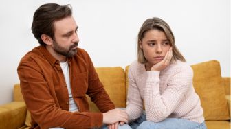 4 Cara Mengatasi Keraguan pada Pasangan, Jangan Sampai Mengganggu Hubungan!
