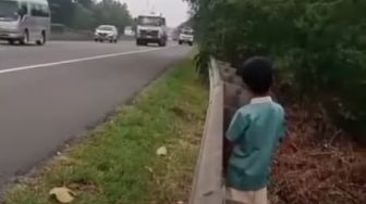 Bikin Haru, Anak Ini Tunggu Ayahnya di Jalan Demi Berjumpa Walau Sebentar