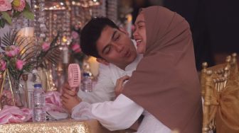Aktris Ria Ricis bersama suaminya, Teuku Ryan ditemui saat menghadiri acara halal bihalal Ps Store di Ps Store, Condet, Jakarta, Selasa (17/5/2022). [Suara.com/Angga Budhiyanto]