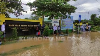 Akses ke 3 Sekolah di Bontang Kuala Terendam Banjir Rob, Proses Belajar Mengajar Terhambat