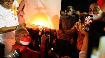 Ikut Terbangkan Lampion Malam Dharmasanti, Ganjar: Suasananya Menggembirakan