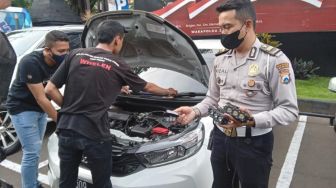 Pakai Sirine dan Strobo, Pengemudi Mobil Plat B Melaju Ugal-ugalan di Malang