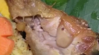 Bikin Merinding, Wanita Ini Temukan Ayam Goreng Berbelatung di Nasi Kuning
