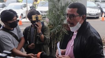 Kuasa hukum Gaga Muhammad, Fahmi Bachmid memberikan keterangan pers di Pengadilan Negeri (PN) Jakarta Timur, Selasa (17/5/2022). [Suara.com/Angga Budhiyanto]