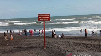 Antisipasi Laka Laut, SAR Satlinmas Bantul Pasang Rambu Bahaya di Sekitar Palung Pantai