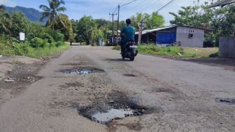 Belum Sebulan Diperbaiki Jalan Mengger – Mandalawangi Sudah Bolong-bolong
