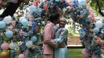 Ria Ricis dan Teuku Ryan berpose saat menggelar acara bertajuk Gender Reveal di salah satu hotel di kawasan Kalibata, Jakarta, Rabu (18/5/2022). [Suara.com/Angga Budhiyanto]