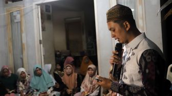 Aktor Kiki Farrel memberikan sambutan kepada warga yang hadir dalam tahlilan 7 hari meninggalnya Mama Dahlia Ramli di kediamannya di kawasan Cireundeu, Ciputat, Kota Tangerang Selatan, Banten, Rabu (18/5/2022). [Suara.com/Angga Budhiyanto]