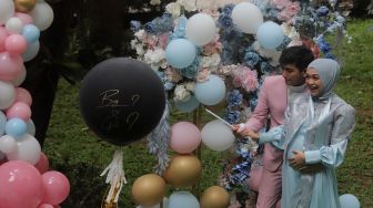 Ria Ricis dan Teuku Ryan menggelar acara bertajuk Gender Reveal di salah satu hotel di kawasan Kalibata, Jakarta, Rabu (18/5/2022). [Suara.com/Angga Budhiyanto]