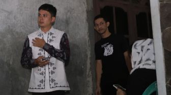 Aktor Kiki Farrel bersiap untuk mengikuti tahlilan 7 hari meninggalnya Mama Dahlia Ramli di kediamannya di kawasan Cireundeu, Ciputat, Kota Tangerang Selatan, Banten, Rabu (18/5/2022). [Suara.com/Angga Budhiyanto]