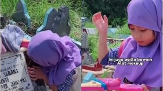 Ziarah ke Makam Ibu, Sang Anak Ajak Main Dandan Nisan, Bikin Netizen Mewek