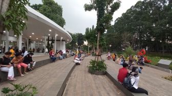 Keputusan Jokowi Bikin Girang Masyarakat, Banyak Pengunjung di Tebet Eco Park Kini Lepas Masker
