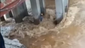 Video Mencekam! Seorang Pekerja di Halmahera Terjebak Banjir saat Buang Hajat di Sungai