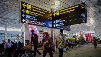 Sejumlah calon penumpang pesawat berjalan di Terminal 3 Bandara Internasional Soekarno Hatta, Tangerang, Banten, Rabu (18/5/2022).  ANTARA FOTO/Fauzan