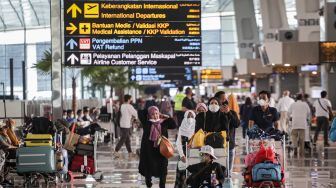 Sejumlah calon penumpang pesawat berjalan di Terminal 3 Bandara Internasional Soekarno Hatta, Tangerang, Banten, Rabu (18/5/2022).  ANTARA FOTO/Fauzan