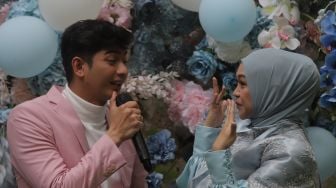 Ria Ricis dan Teuku Ryan menggelar acara bertajuk Gender Reveal di salah satu hotel di kawasan Kalibata, Jakarta, Rabu (18/5/2022). [Suara.com/Angga Budhiyanto]