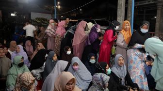 Sejumlah warga berdatangan untuk mengikuti tahlilan 7 hari meninggalnya Mama Dahlia Ramli di kediamannya di kawasan Cireundeu, Ciputat, Kota Tangerang Selatan, Banten, Rabu (18/5/2022). [Suara.com/Angga Budhiyanto]