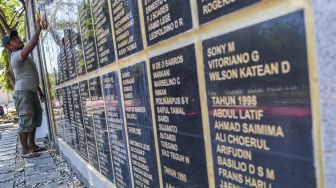 Petugas membersihkan Taman Makam Pahlawan Seroja di Kota Dili, Timor Leste, Selasa (17/5/2022). ANTARA FOTO/Galih Pradipta