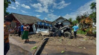 Truk Rem Blong, Senggol Pohon Asem Lalu Seruduk 9 Rumah Warga, Korban Orang Belum Diidentifikasi