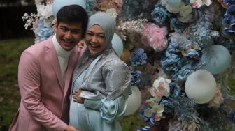 Ria Ricis dan Teuku Ryan menggelar acara bertajuk Gender Reveal di salah satu hotel di kawasan Kalibata, Jakarta, Rabu (18/5/2022). [Suara.com/Angga Budhiyanto]