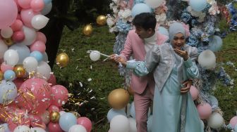 Ria Ricis dan Teuku Ryan menggelar acara bertajuk Gender Reveal di salah satu hotel di kawasan Kalibata, Jakarta, Rabu (18/5/2022). [Suara.com/Angga Budhiyanto]