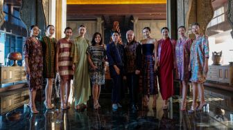 Asha Smara Darra Alias Oscar Lawata Hadirkan Koleksi Kain Nusa Tenggara di The Apurva Kempinski Bali