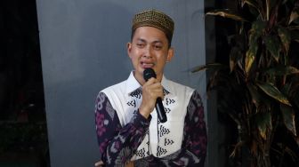 Aktor Kiki Farrel memberikan sambutan kepada warga yang hadir dalam tahlilan 7 hari meninggalnya Mama Dahlia Ramli di kediamannya di kawasan Cireundeu, Ciputat, Kota Tangerang Selatan, Banten, Rabu (18/5/2022). [Suara.com/Angga Budhiyanto]